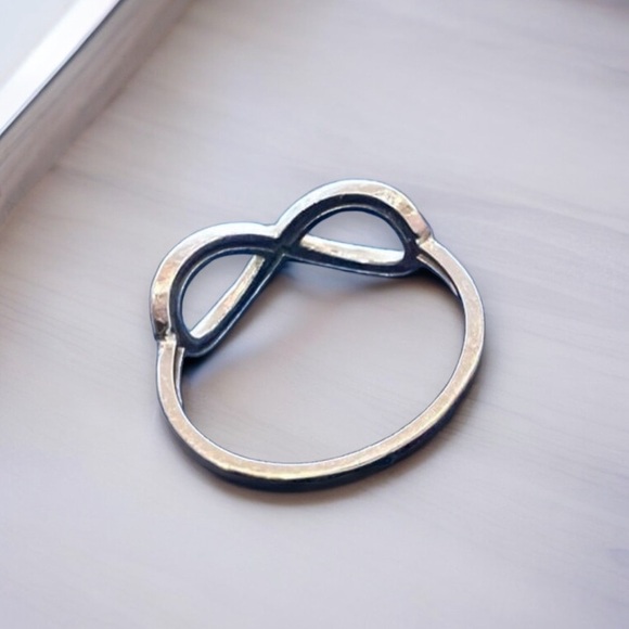 Solid 14K White Gold Infinity Symbol Ring. 14K White Gold Band Style about 5.5 - Picture 12 of 15